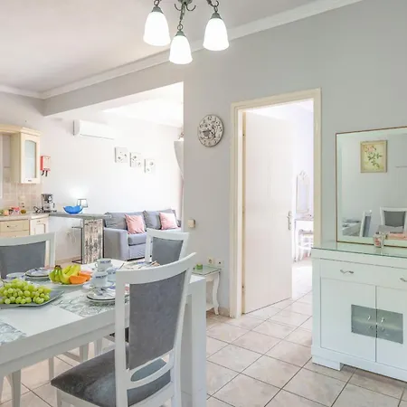 Zaira Villa Halikounas